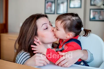 Acerca de los besos en la boca a sus hijos